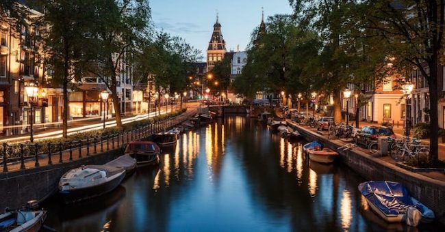 Un canale tipico della capitale olandese